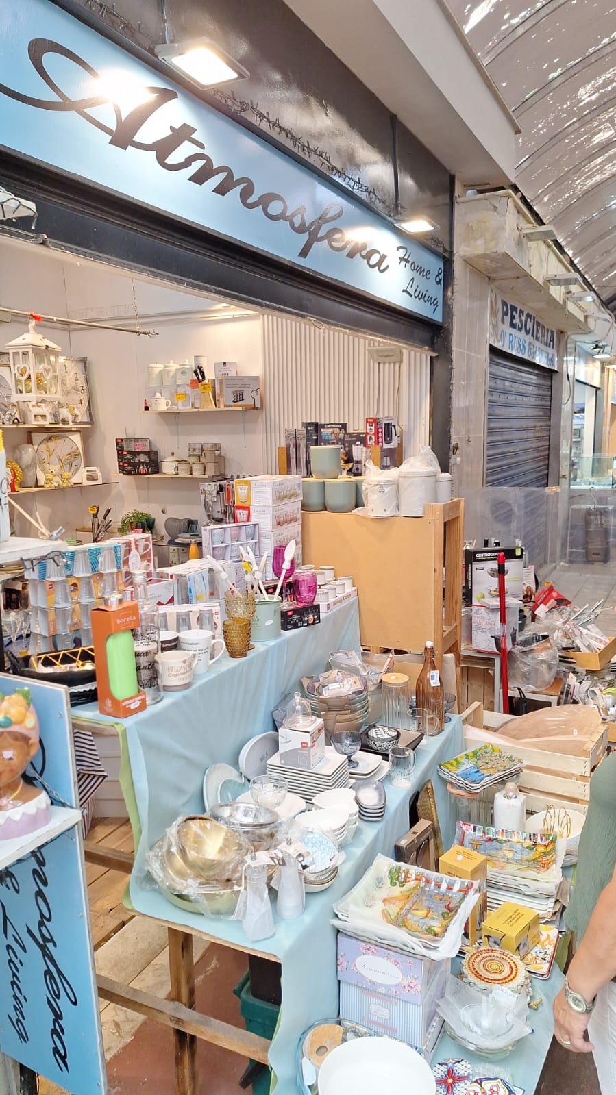 La vetrina di Atmosfera Home & Living nel mercato di Fuorigrotta a Napoli